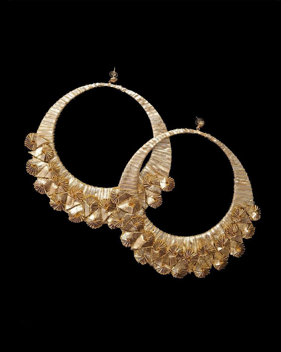 HOOP EARRINGS - Golden.