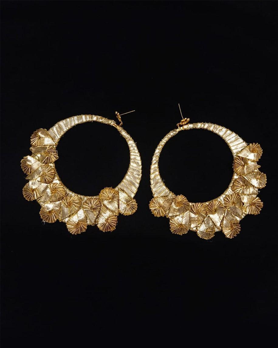 HOOP EARRINGS - Golden.