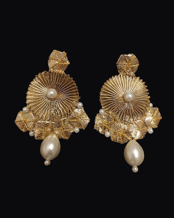 CHANDELIER EARRINGS - Golden.